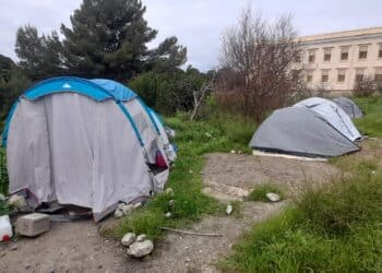 Scoperto un accampamento di tende in Viale Buoncammino, davanti all’Ex Carcere di Cagliari: esplode la polemica