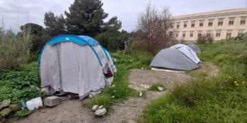 Scoperto un accampamento di tende in Viale Buoncammino, davanti all’Ex Carcere di Cagliari: esplode la polemica