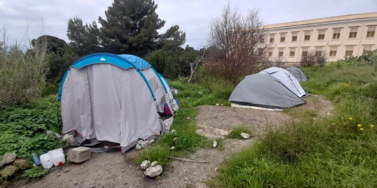Scoperto un accampamento di tende in Viale Buoncammino, davanti all’Ex Carcere di Cagliari: esplode la polemica