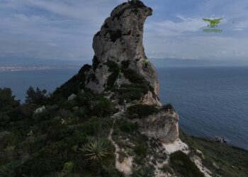 Attenzione alla Sella del Diavolo: il Corpo Forestale e il Soccorso Alpino rimuovono cordame pericoloso dalla parete del promontorio