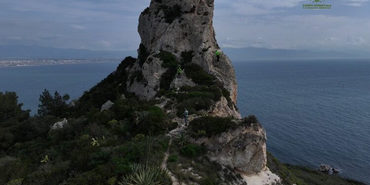 Attenzione alla Sella del Diavolo: il Corpo Forestale e il Soccorso Alpino rimuovono cordame pericoloso dalla parete del promontorio