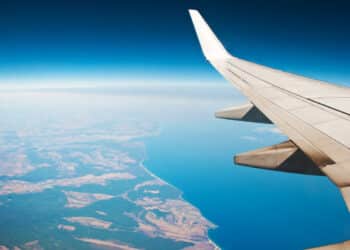 Il salasso di Pasqua è servito: voli fino a 600 euro per chi sogna le vacanze in Sardegna