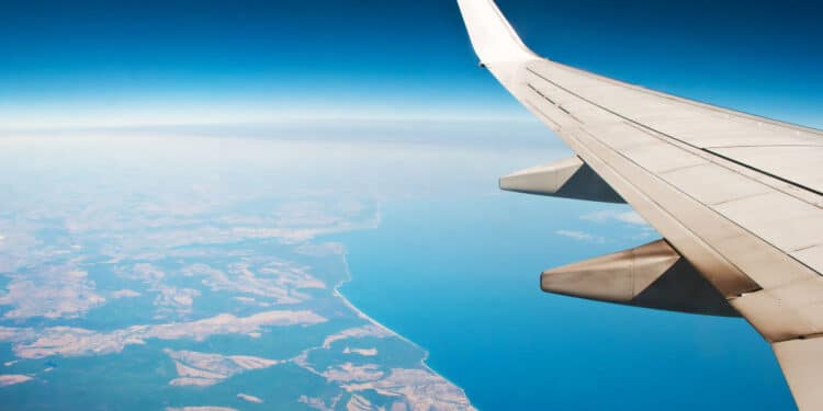 Il salasso di Pasqua è servito: voli fino a 600 euro per chi sogna le vacanze in Sardegna