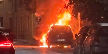 Quartu, auto in fiamme durante la notte in via Palestrina