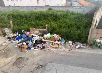 Cumuli di rifiuti abbandonati davanti alle case, a Pirri “il degrado diventa normalità”