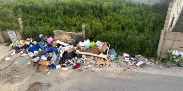 Cumuli di rifiuti abbandonati davanti alle case, a Pirri “il degrado diventa normalità”