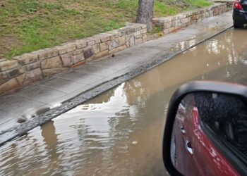 Cagliari, nuova piscina comunale con cascata in viale Don Giussani