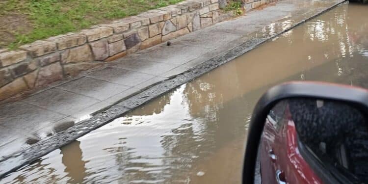 Cagliari, nuova piscina comunale con cascata in viale Don Giussani