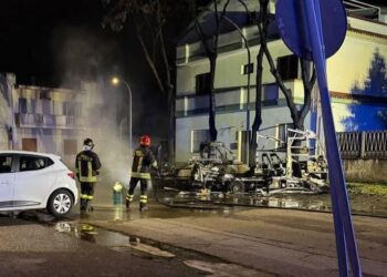 Sestu, due camper bruciati durante la notte: in via Togliatti momenti di paura
