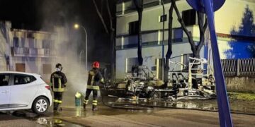 Sestu, due camper bruciati durante la notte: in via Togliatti momenti di paura