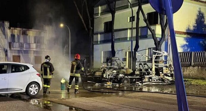 Sestu, due camper bruciati durante la notte: in via Togliatti momenti di paura