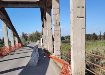 San Sperate, lavori ancora fermi sul ponte tra blocchi di cemento e segnaletica assente: “Si rischia la vita”