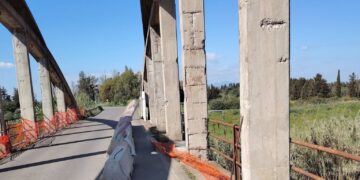 San Sperate, lavori ancora fermi sul ponte tra blocchi di cemento e segnaletica assente: “Si rischia la vita”