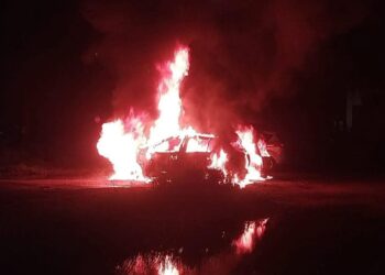 Assemini, ancora auto in fiamme durante la notte: a fuoco due vetture in via Kolbe