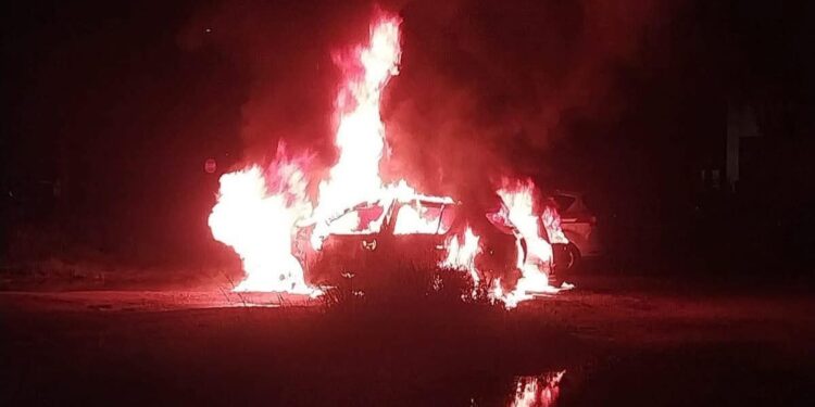 Assemini, ancora auto in fiamme durante la notte: a fuoco due vetture in via Kolbe