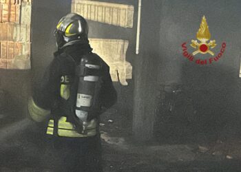 Incendio in un garage a Guspini, intervento dei vigili del fuoco: evacuata una palazzina