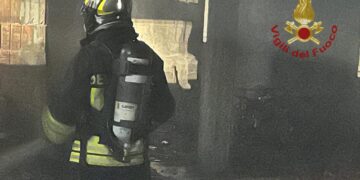 Incendio in un garage a Guspini, intervento dei vigili del fuoco: evacuata una palazzina