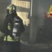Incendio in un garage a Guspini, intervento dei vigili del fuoco: evacuata una palazzina