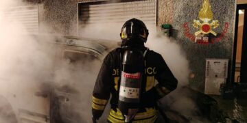 Cagliari, auto in fiamme a Is Mirrionis: intervento dei vigili del fuoco nella notte
