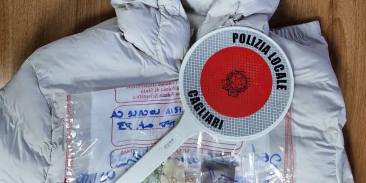 Cagliari, ruba un giubbotto da un negozio in via Manno: denunciato un 19enne