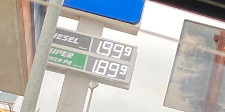 Volano i prezzi di benzina e gasolio a Cagliari e in Sardegna, il diesel sfiora 2 euro al litro