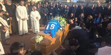 Selargius, tra lacrime e applausi l’ultimo saluto a Riccardo Piras: in centinaia piangono il ragazzo morto nell’incidente