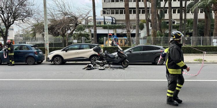 Cagliari, scontro fra auto e scooter in viale Bonaria: traffico in tilt, centauro in ospedale