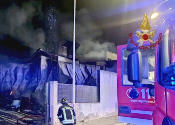 Fiamme in un’autocarrozzeria a Settimo San Pietro, intervento dei vigili del fuoco