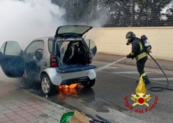 Cagliari, auto in fiamme durante la marcia: intervento immediato dei vigili del fuoco