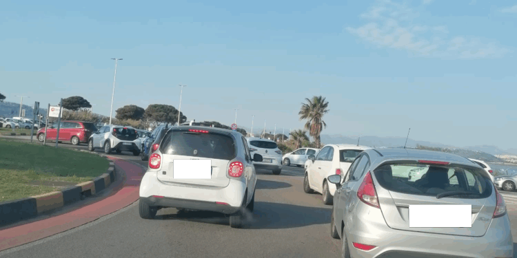 Due incidenti al Poetto, coinvolte almeno 7 auto: traffico paralizzato verso Cagliari