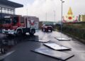 Forte vento a Senorbì, 11 pannelli fotovoltaici proiettati in strada: danneggiate alcune auto
