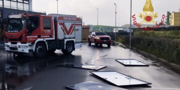 Forte vento a Senorbì, 11 pannelli fotovoltaici proiettati in strada: danneggiate alcune auto