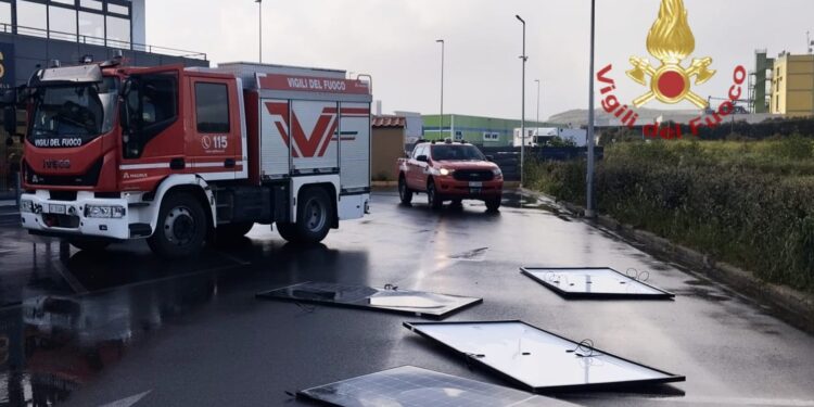 Forte vento a Senorbì, 11 pannelli fotovoltaici proiettati in strada: danneggiate alcune auto