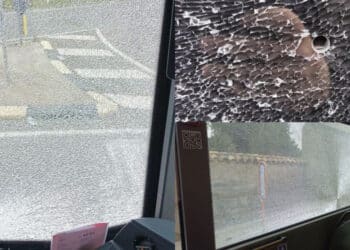 Cagliari, spari contro 3 bus in transito in piazza San Michele: vetri in frantumi e paura