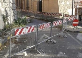 Cagliari, cadono calcinacci dal muro dell’Università: chiusa via Porcell