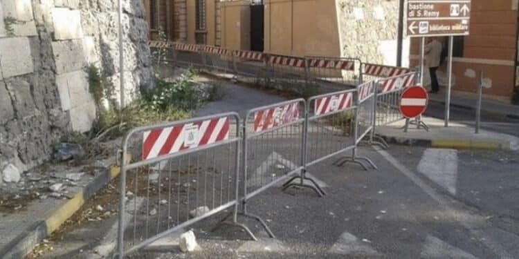 Cagliari, cadono calcinacci dal muro dell’Università: chiusa via Porcell