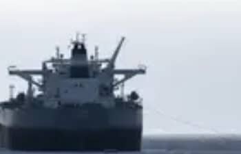 Dubai, chiuso per ore l’aeroporto e l’Iran si scusa per gli attacchi ai paesi vicini: “Non ci arrenderemo”