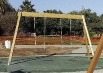 Lite al parco per l’altalena degenera: papà preso a pugni davanti alla famiglia