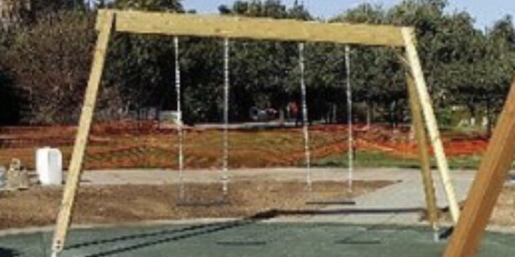 Lite al parco per l’altalena degenera: papà preso a pugni davanti alla famiglia