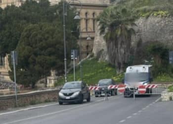 Cagliari, le transenne blindano Castello: ambulanza ritarda l’intervento di soccorso