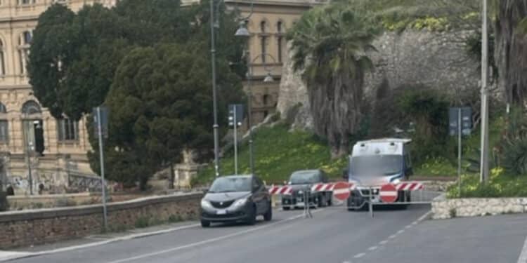Cagliari, le transenne blindano Castello: ambulanza ritarda l’intervento di soccorso