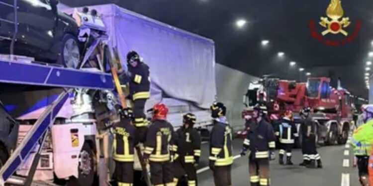 Gravissimo incidente sulla A1: morto un camionista