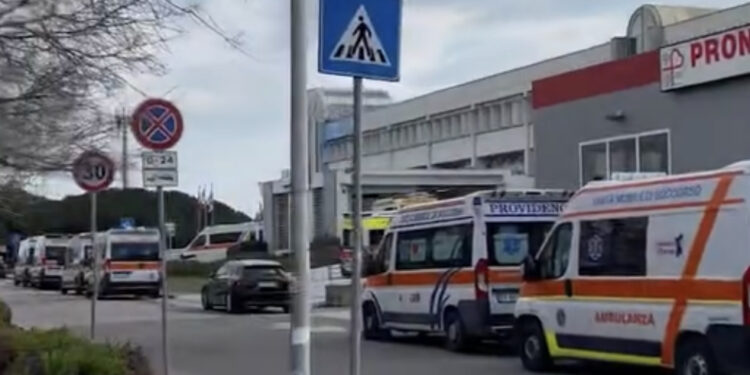 Monserrato, caos al Policlinico: “18 ambulanze e pazienti in attesa di triage”