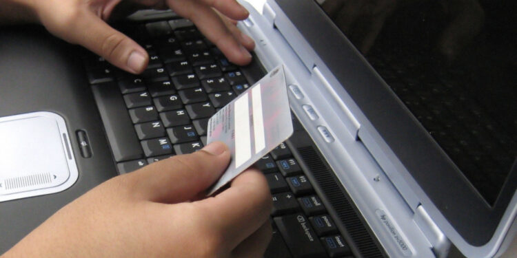 Sud Sardegna, donna adescata in chat convinta a inviare 2mila euro all’amico virtuale: truffa smascherata grazie all’intuito di un impiegato delle Poste