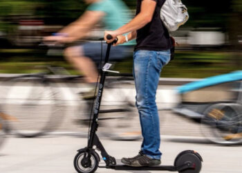 Assemini, corse sfrenate in monopattino con incroci e divieti ignorati: “Siamo andati vicini ad un incidente gravissimo”