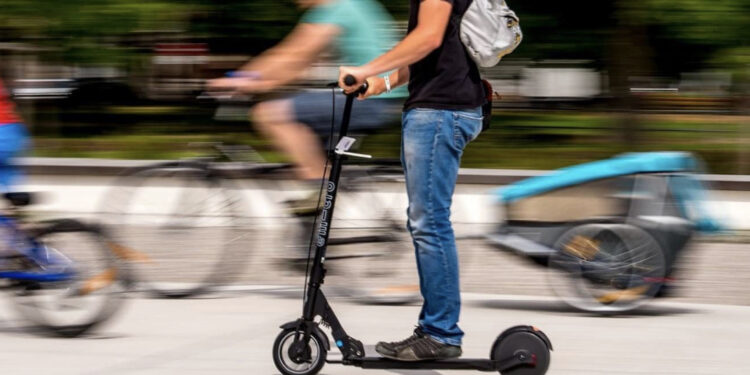 Assemini, corse sfrenate in monopattino con incroci e divieti ignorati: “Siamo andati vicini ad un incidente gravissimo”