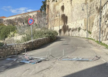 Cagliari, via Fiume percorsa in entrambi i sensi nonostante i divieti: “Non sappiamo nulla su quando verranno riaperte le strade”
