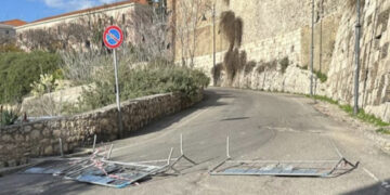 Cagliari, via Fiume percorsa in entrambi i sensi nonostante i divieti: “Non sappiamo nulla su quando verranno riaperte le strade”