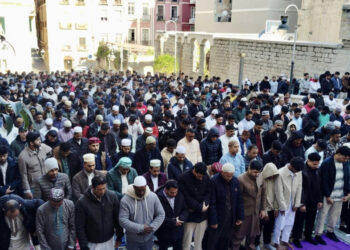 Cagliari, il grande raduno per la fine del ramadan: “Eid Mubarak a tutte le cittadine e i cittadini di fede musulmana“