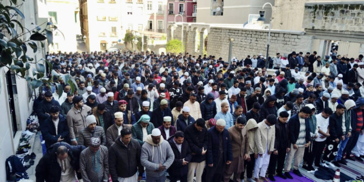 Cagliari, il grande raduno per la fine del ramadan: “Eid Mubarak a tutte le cittadine e i cittadini di fede musulmana“